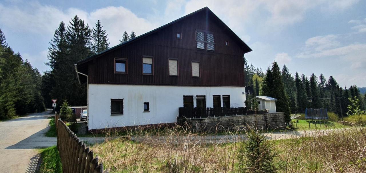 Erzgruen - Aktiv Und Entspannt Im Gruenen Apartamento Zwönitz Exterior foto